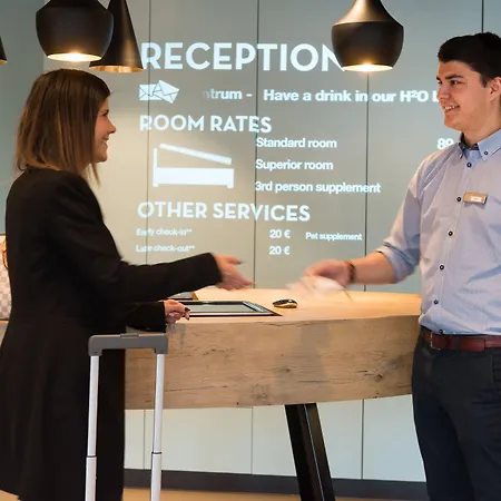 沙勒罗瓦机场布鲁塞尔南宜必思酒店 酒店 弗勒吕斯