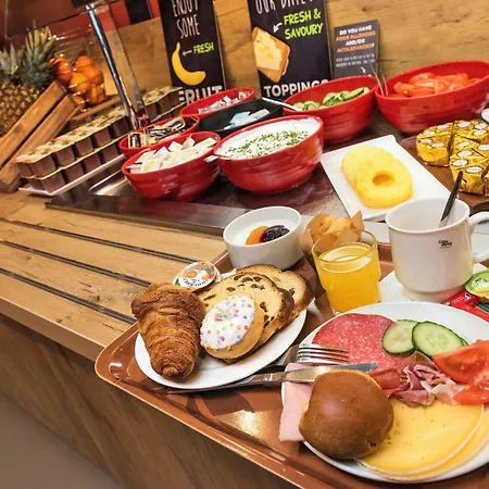 沙勒罗瓦机场布鲁塞尔南宜必思酒店 酒店 弗勒吕斯