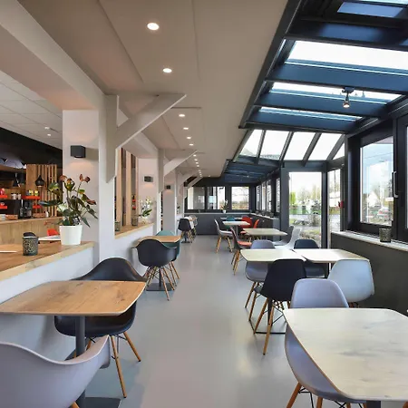 沙勒罗瓦机场布鲁塞尔南宜必思酒店 酒店 弗勒吕斯