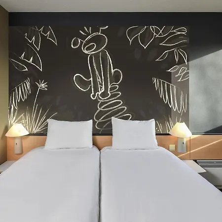 מלון Ibis Charleroi Airport Brussels South פלורוס