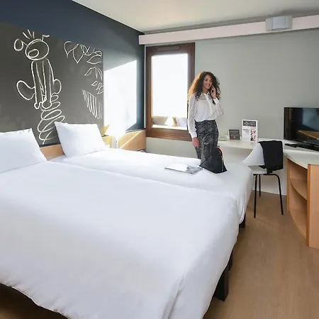 Ibis Charleroi Airport Brussels South מלון