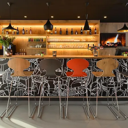 沙勒罗瓦机场布鲁塞尔南宜必思酒店 酒店 弗勒吕斯