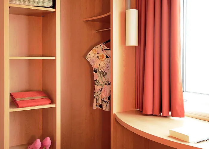 沙勒罗瓦机场布鲁塞尔南宜必思酒店 3* 弗勒吕斯