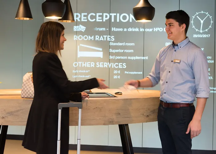 沙勒罗瓦机场布鲁塞尔南宜必思酒店 酒店 弗勒吕斯