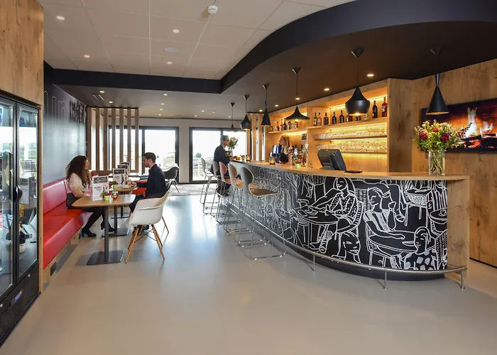 沙勒罗瓦机场布鲁塞尔南宜必思酒店 酒店 弗勒吕斯