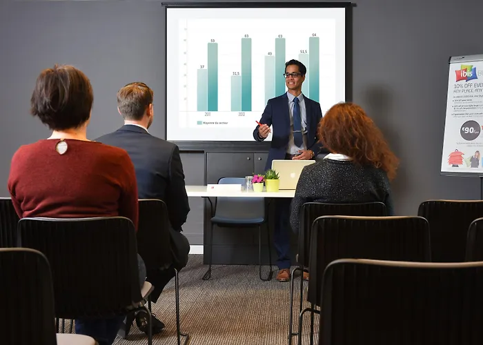 沙勒罗瓦机场布鲁塞尔南宜必思酒店 3* 弗勒吕斯