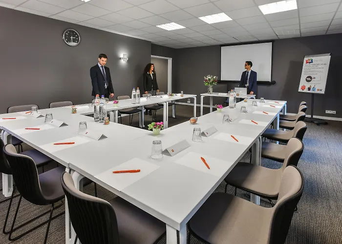 沙勒罗瓦机场布鲁塞尔南宜必思酒店 酒店