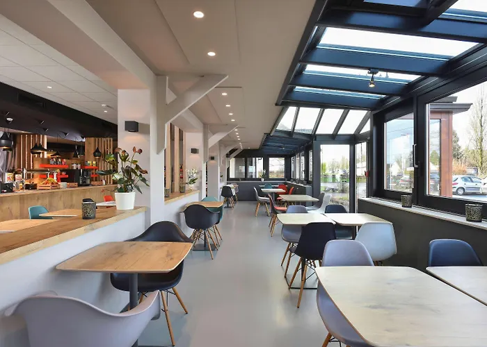 沙勒罗瓦机场布鲁塞尔南宜必思酒店 酒店 弗勒吕斯