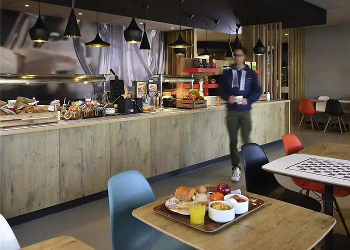 沙勒罗瓦机场布鲁塞尔南宜必思酒店 酒店 弗勒吕斯