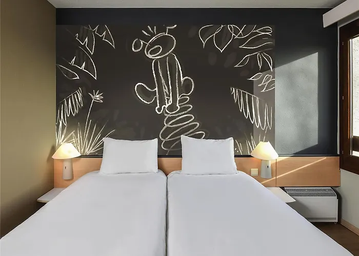 沙勒罗瓦机场布鲁塞尔南宜必思酒店 弗勒吕斯