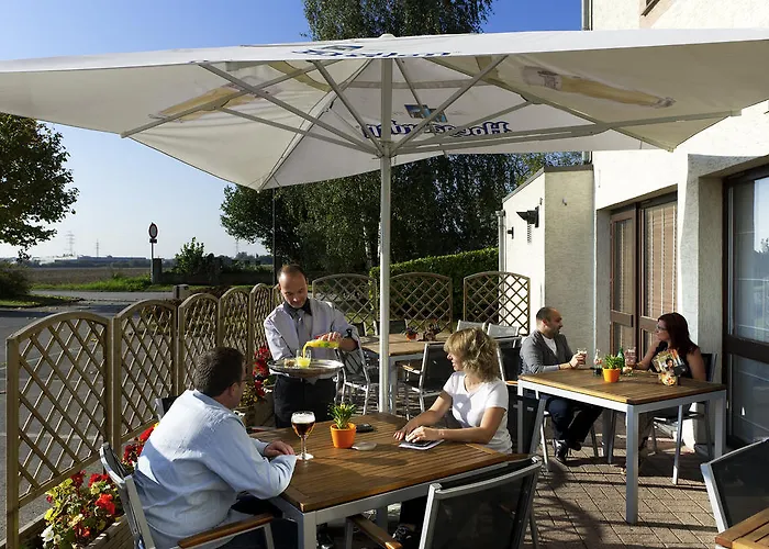 沙勒罗瓦机场布鲁塞尔南宜必思酒店 弗勒吕斯