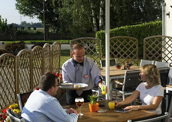 沙勒罗瓦机场布鲁塞尔南宜必思酒店 酒店 弗勒吕斯